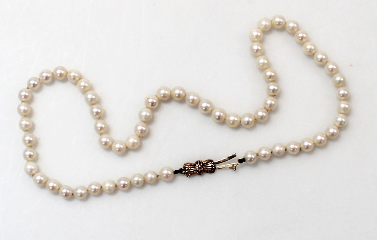 Appraisal: A string of uniform cultured pearls on a ct gold