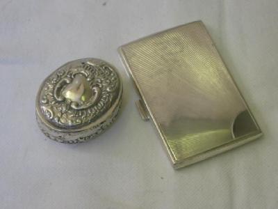 Appraisal: A VICTORIAN PILL BOX of oval form with hinged lid