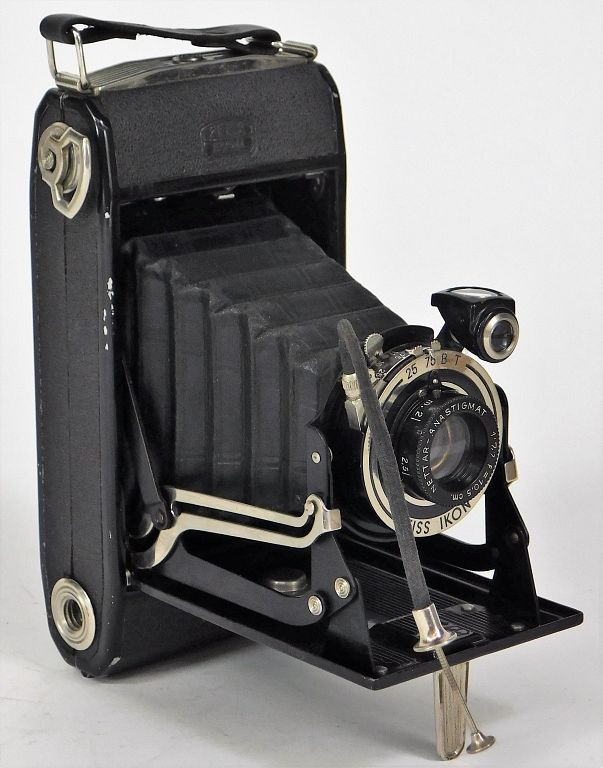 Appraisal: Zeiss Ikon Bob Folding Camera Zeiss Ikon Bob folding roll