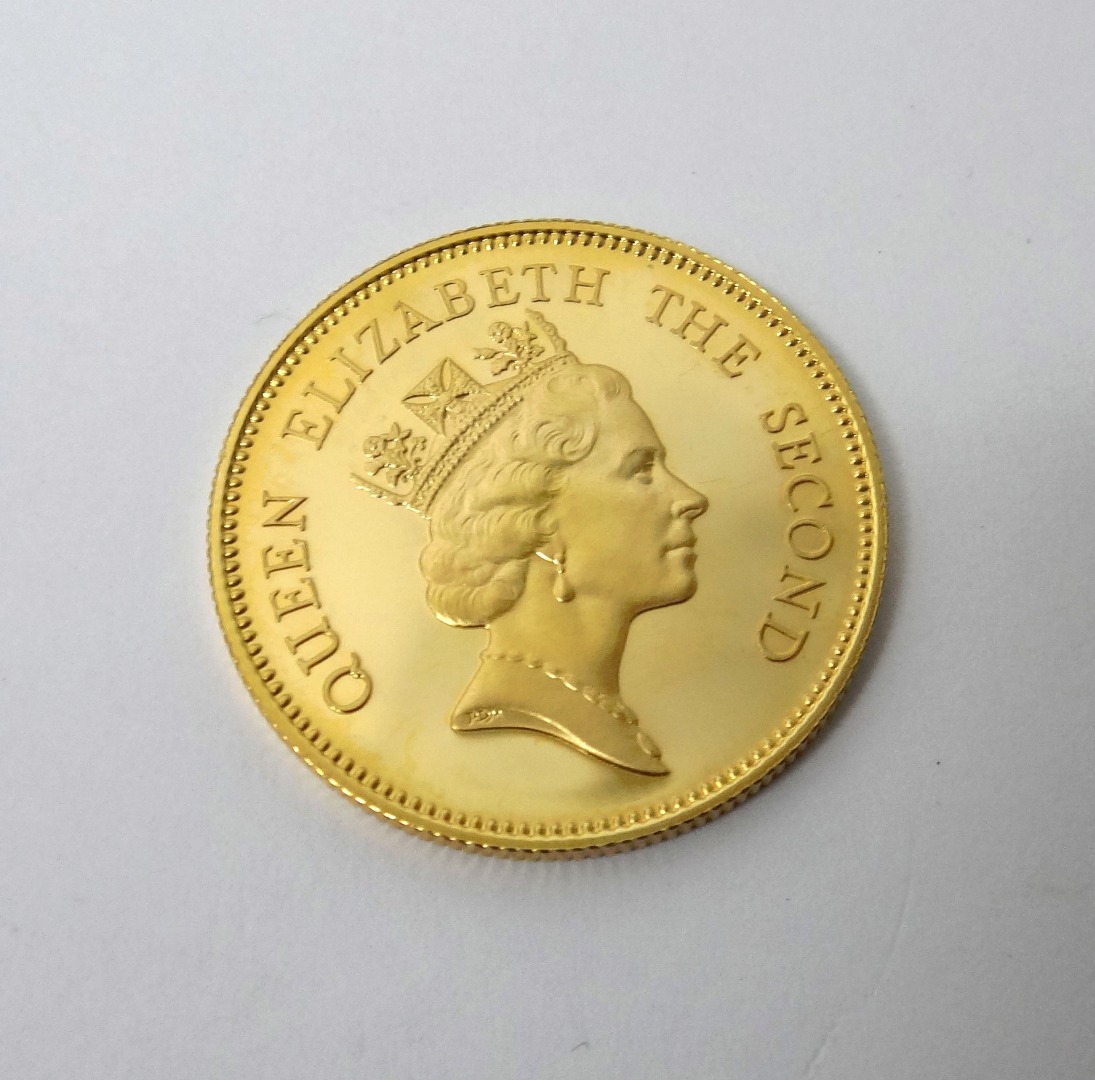 Appraisal: A Hong Kong gold one thousand dollars commemorating The Royal