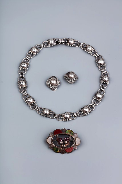 Appraisal: A FANCY-LINK NECKLACE with repeating links of bead foliate and