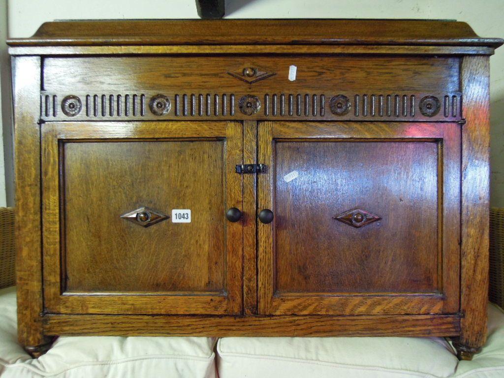 Appraisal: An oak blanket box with rising lid over a pair