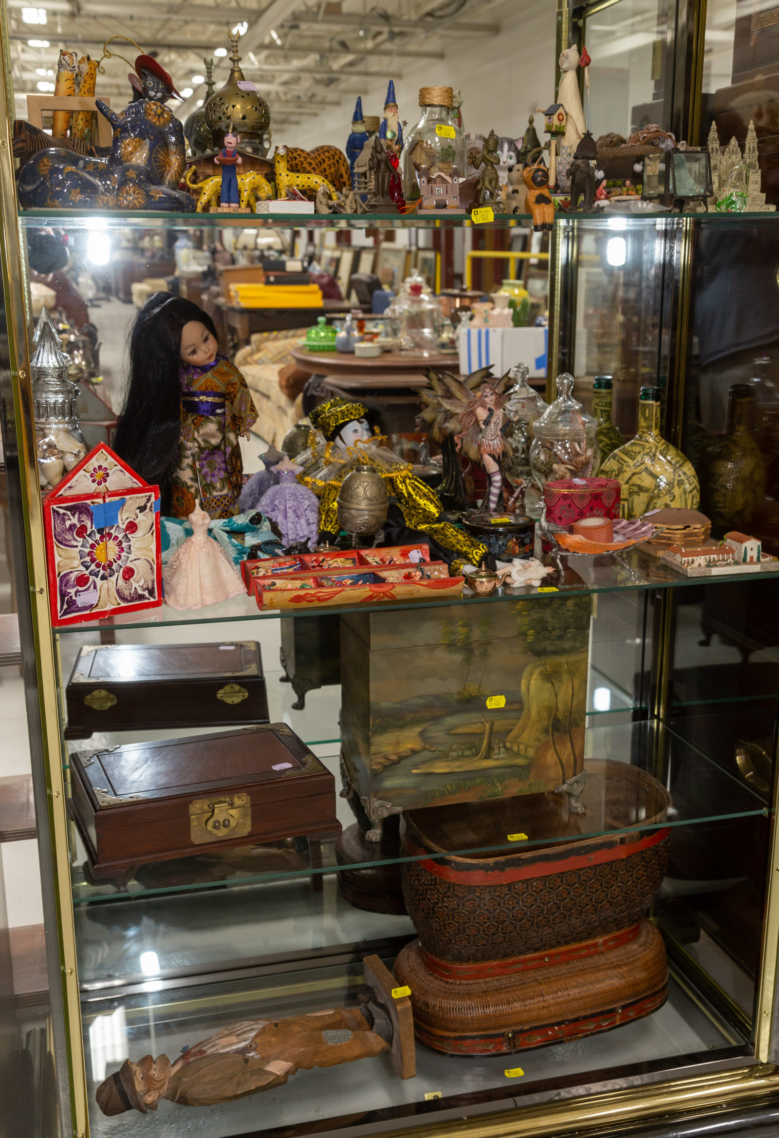 Appraisal: BROAD ASSORTMENT OF CURIOS SMALL DECORATIONS Including travel souvenirs Latin