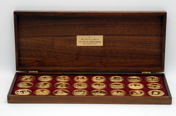 Appraisal: Boxed set of Danbury Mint Life of Jesus medallions each