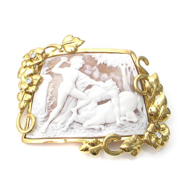 Appraisal: A carved cameo and gold brooch a shell centerpiece with