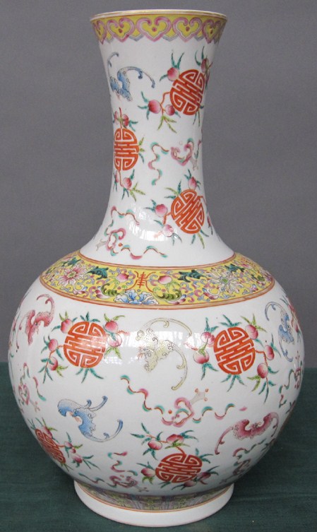 Appraisal: TH C FAMILLE ROSE VASE