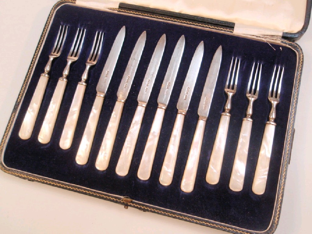 Appraisal: A set of silver fruit knives and forks with mother