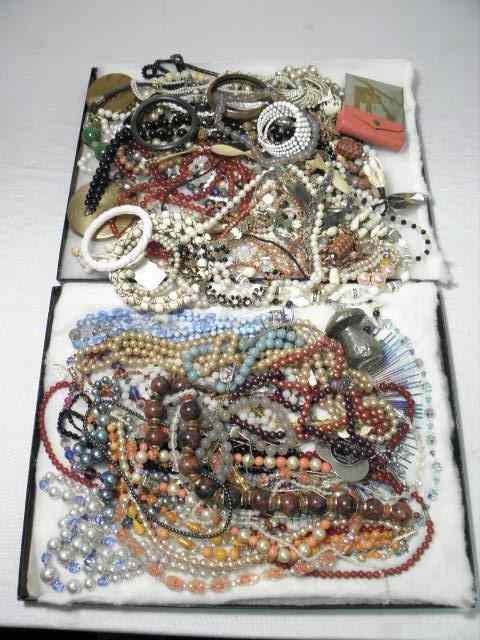 Appraisal: Lot of assorted ladies costume jewelry Includes mostly jewelry but