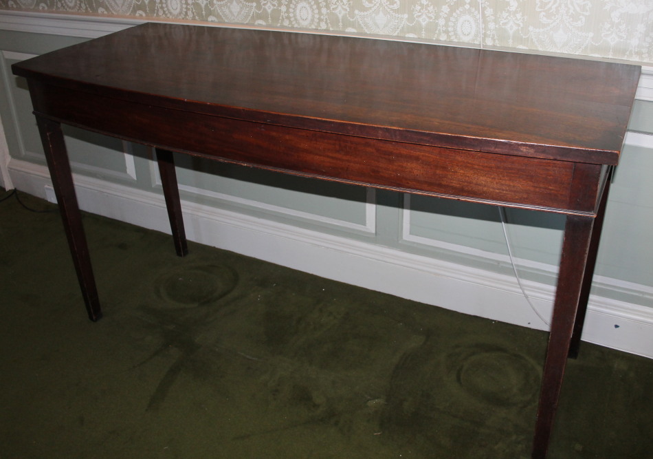 Appraisal: A George III mahogany bow fronted serving table of plain