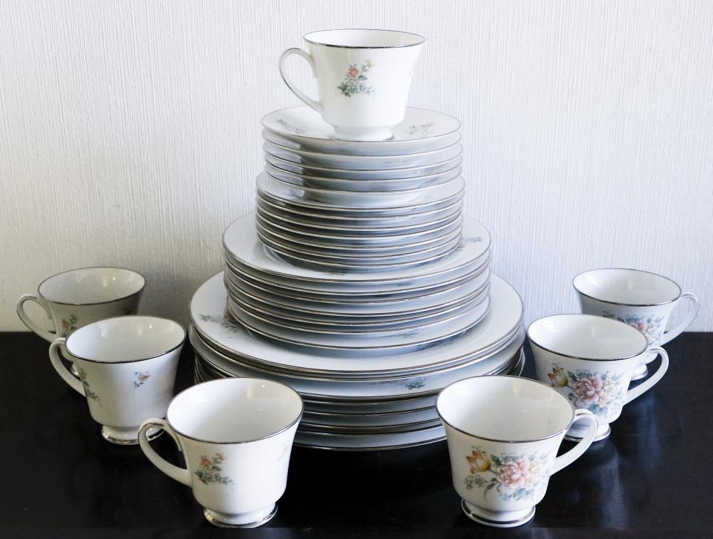 Appraisal: pieces of vintage Noritake china in the Coquet pattern with