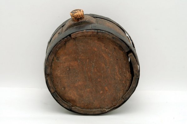 Appraisal: Round canteen of oak with steel bands th century faint