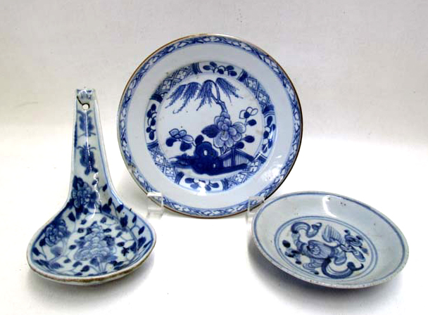 Appraisal: CHINESE BLUE AND WHITE PORCELAIN DISHES AND SPOON Qing Dynasty