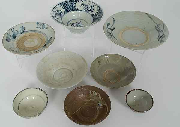 Appraisal: Collection of Asian Tablewares Asia An assembled collection of eight