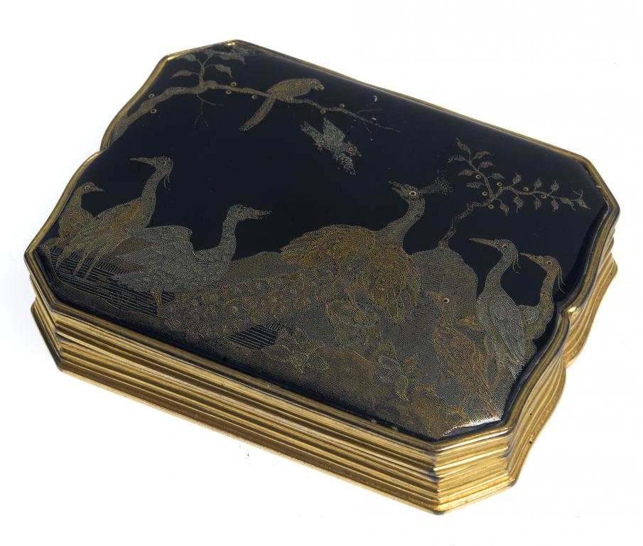 Appraisal: A CONTINENTAL PIQU AND COPPER GILT SNUFF BOX the cover