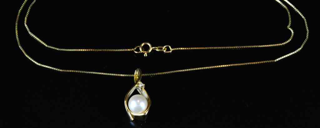 Appraisal: K Gold Pearl Diamond Pendant NecklaceHaving a cultured pearl measuring