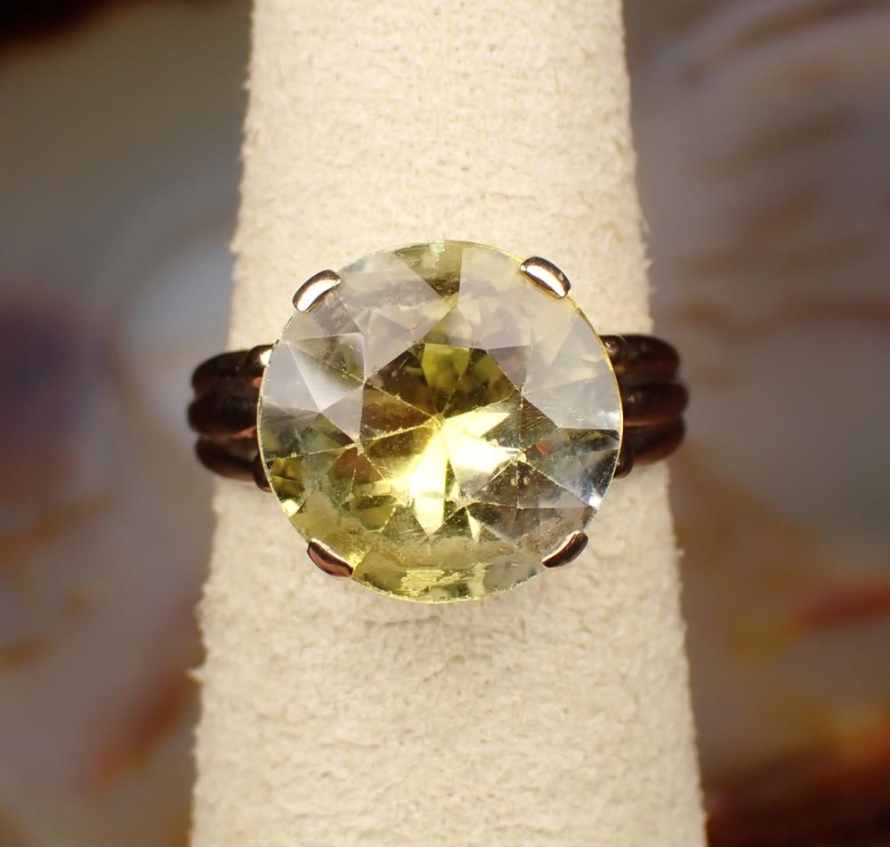 Appraisal: YELLOW SPINEL AND YELLOW GOLD SOLITAIRE RING The k gold