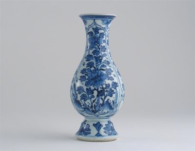 Appraisal: A small Chinese blue and white pear-shaped vase decorated with