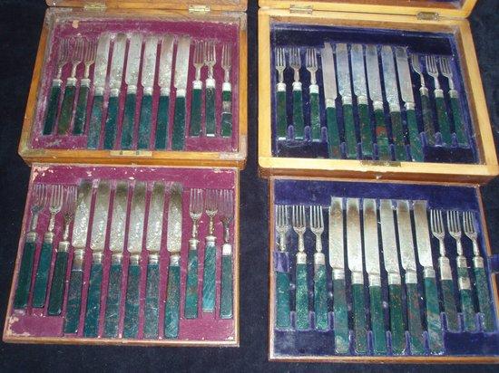 Appraisal: A cased set of dessert knives and forks bloodstone handles