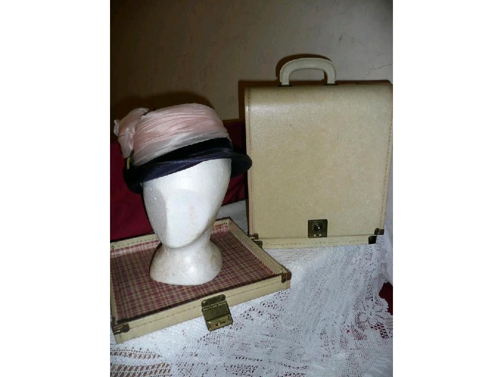 Appraisal: Vintage wig hat travelling box in cream with carrying handle