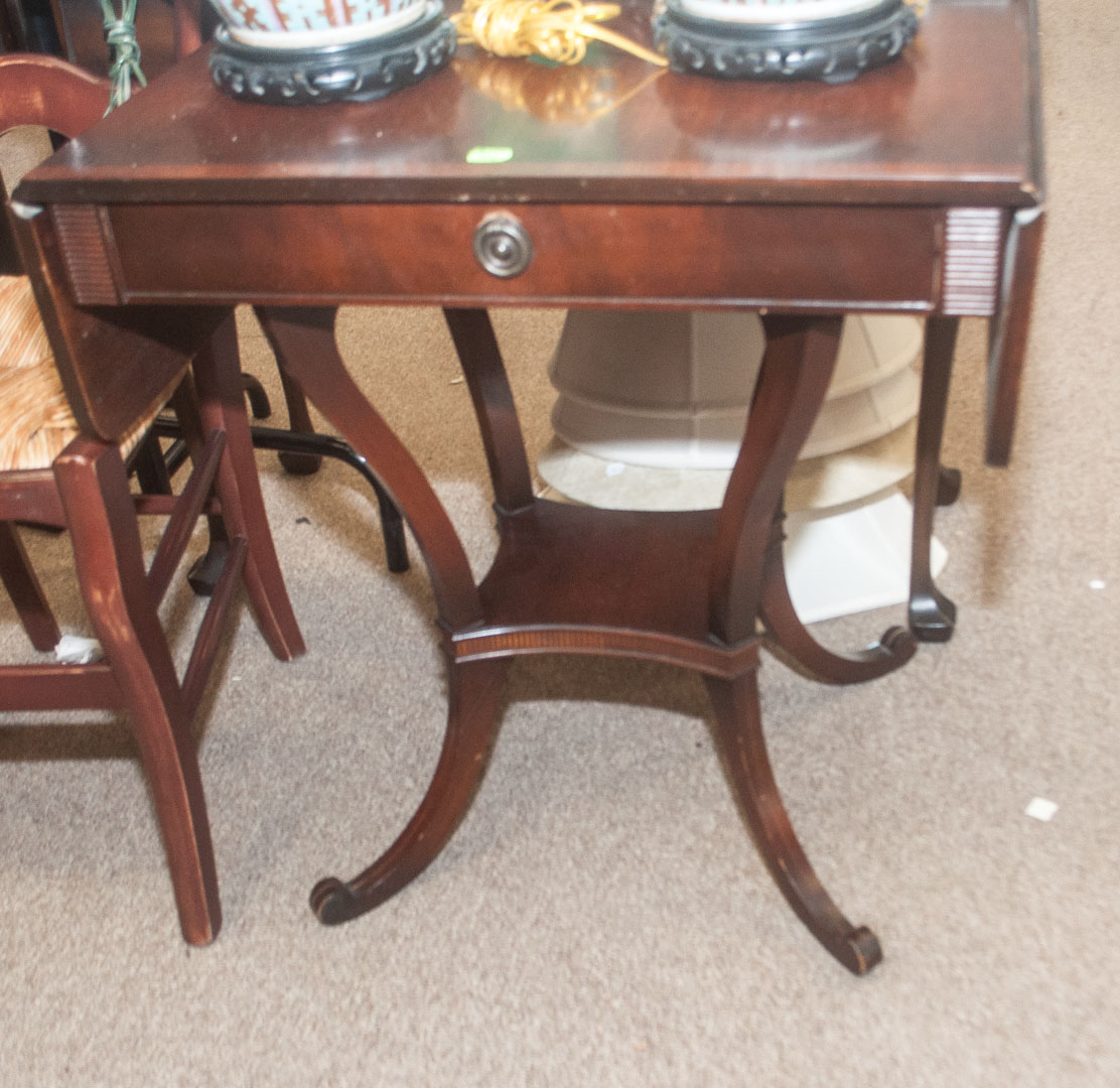 Appraisal: Mahogany drop-end side table