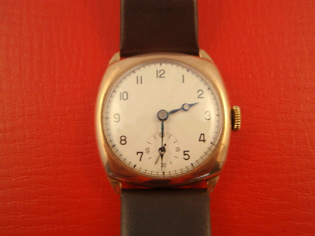 Appraisal: A gentleman's gold cased wristwatch assayed