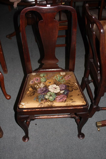 Appraisal: A SET OF FOUR MAHOGANY DINING CHAIRS with vase splat