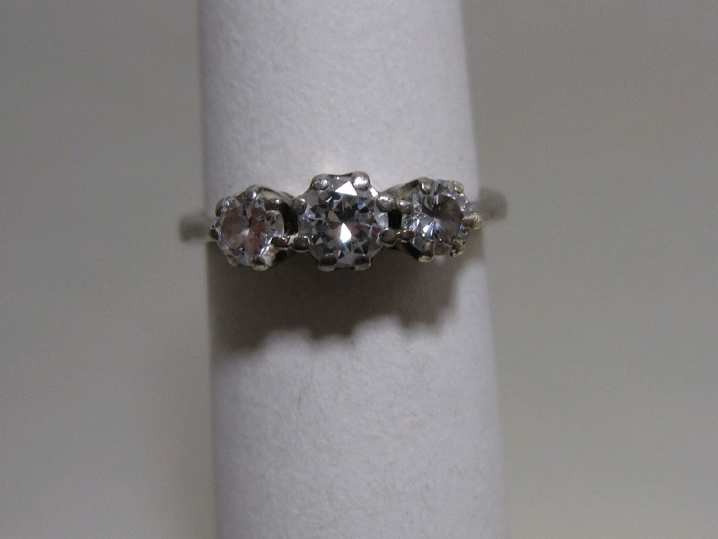 Appraisal: Eighteen carat white gold diamond three stone ring with three