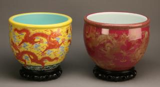 Appraisal: Chinese dragon motif porcelain bowls Two Chinese porcelain bowls each