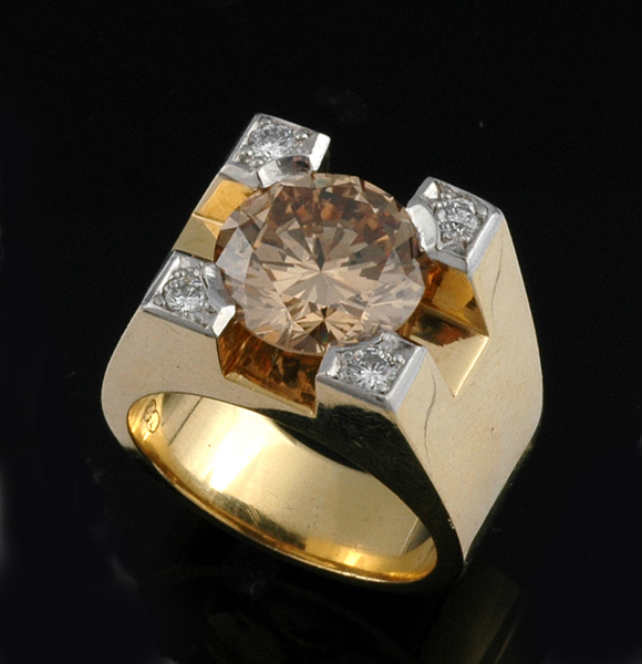 Appraisal: AN ARGYLE DIAMOND SOLITAIRE RING The round brilliant cut champagne