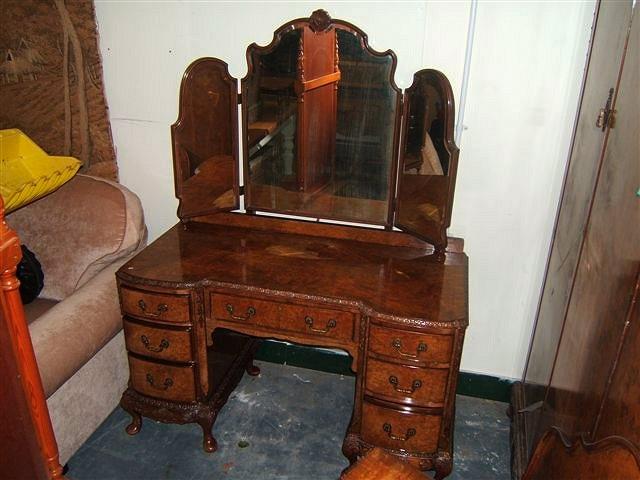 Appraisal: A Queen Anne style burr walnut veneered bedroom suite by