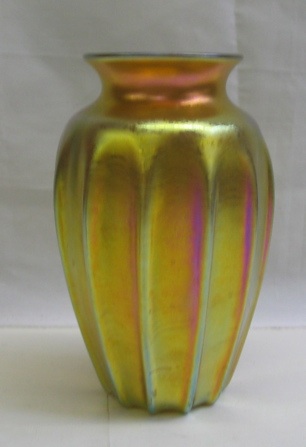 Appraisal: AN ART GLASS VASE in the manner of Steuben a