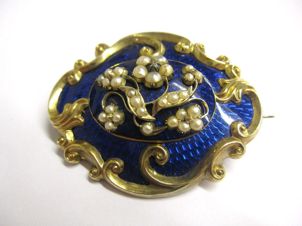 Appraisal: Victorian gold scroll remembrance brooch the centre with seed pearl