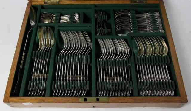 Appraisal: A canteen of flat back Queen's pattern cutlery G A