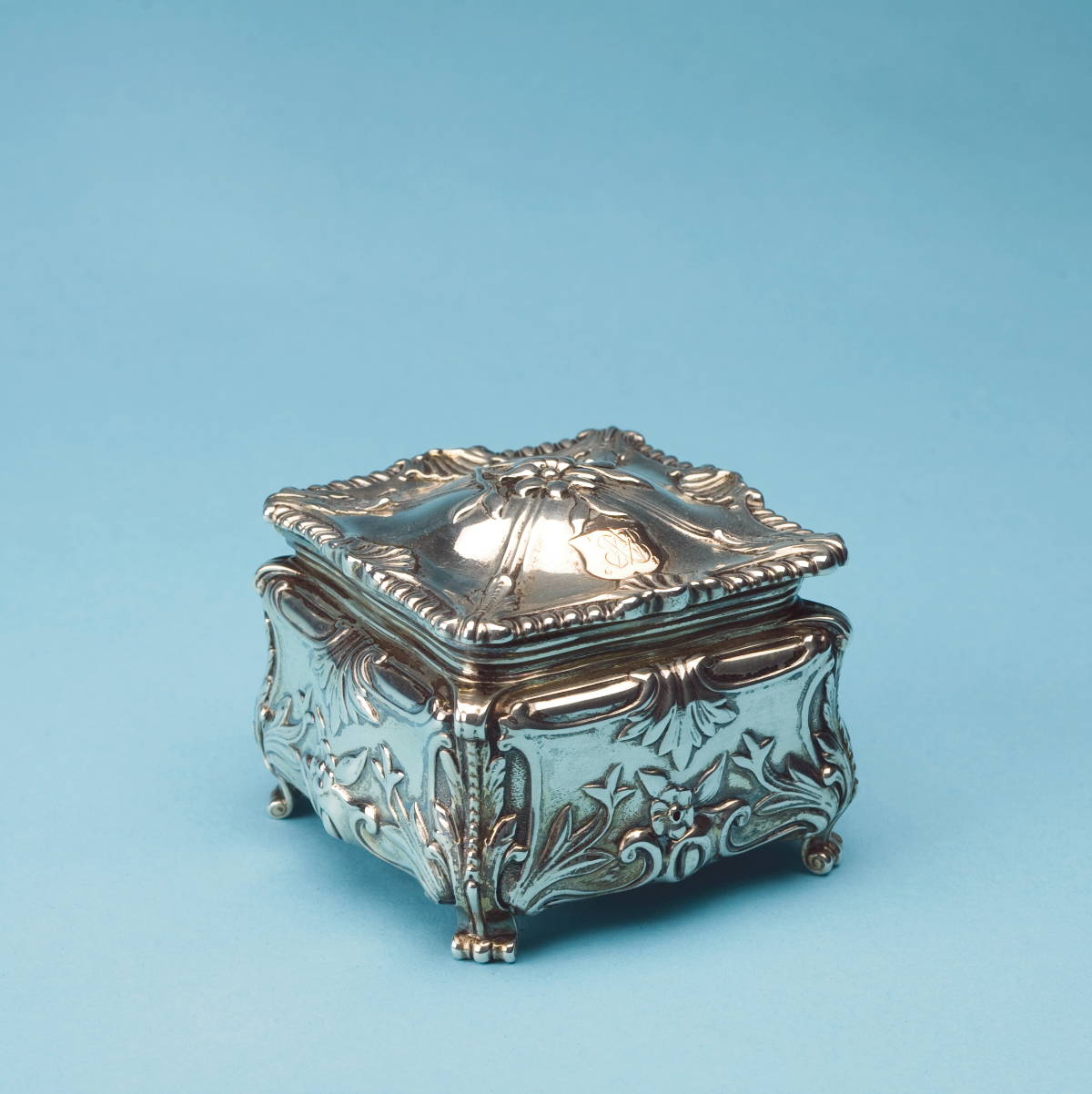 Appraisal: GEORGIAN STYLE SILVER SQUARE TRINKET BOX AND COVER BEARING THE