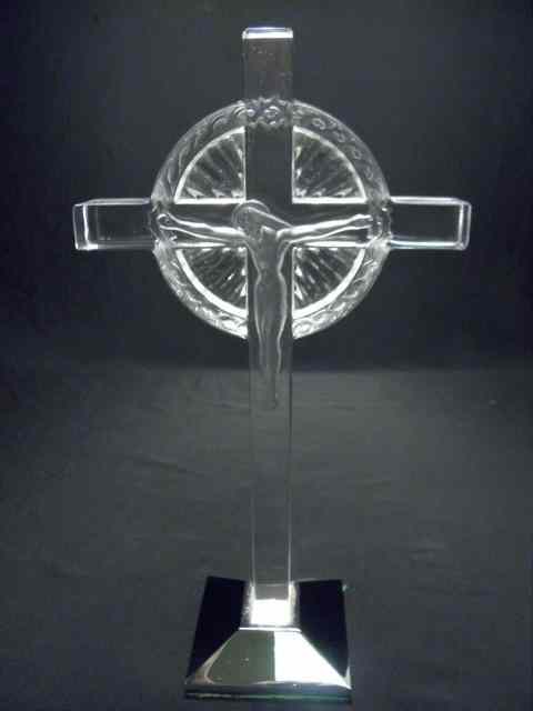 Appraisal: Lalique crystal sculpture Depicts Christ on the crucifix with the