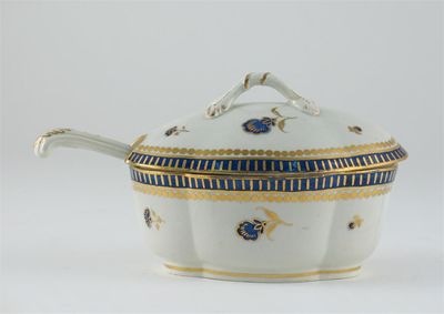 Appraisal: A Caughley sauceboat cover and ladle painted in blue and