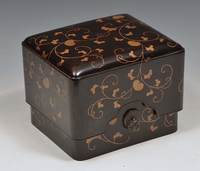 Appraisal: A JAPANESE MAKIE LACQUER BOX and cover with inner tray