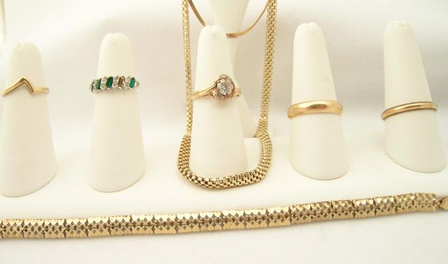 Appraisal: Group of gold jewelry in various karats including K white