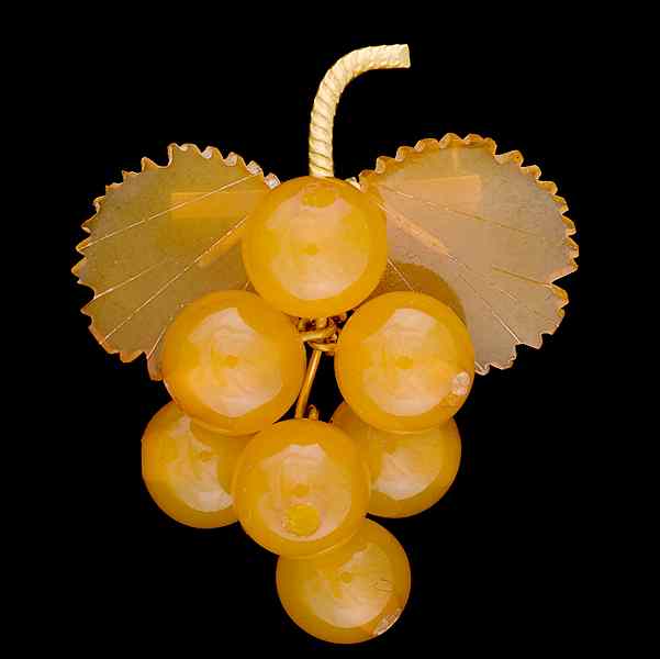 Appraisal: Bakelite Brooch of Grapes A Bakelite brooch composed of a