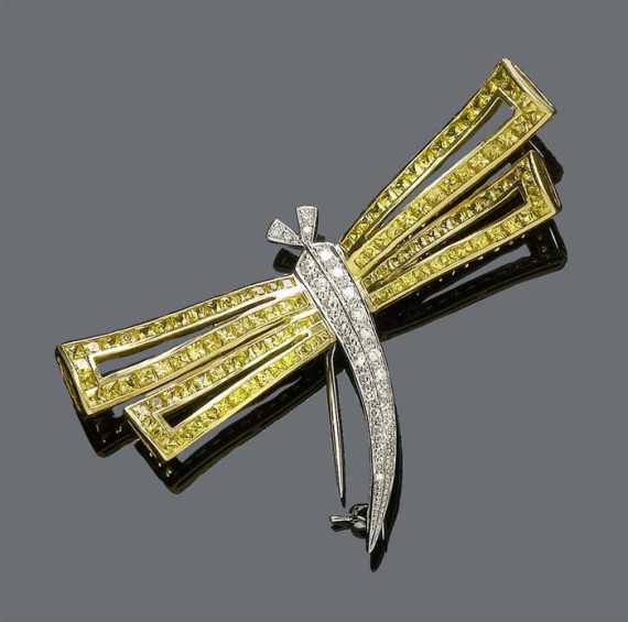 Appraisal: SAPPHIRE AND DIAMOND BROOCH White and yellow gold Decorative elegant