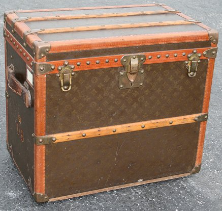 Appraisal: VINTAGE LOUIS VUITTON TRUNK Vintage flat top trunk with original