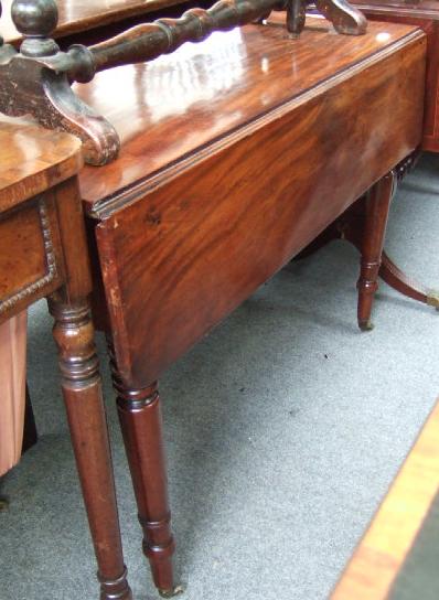 Appraisal: An early th century mahogany Pembroke table with single frieze