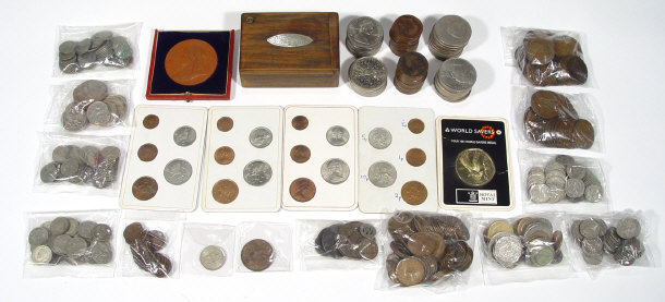 Appraisal: Box of mixed coinage within presentation packs a lace token