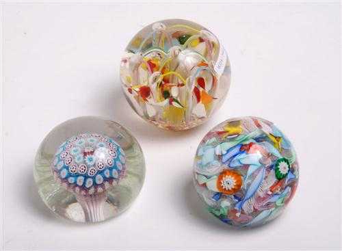 Appraisal: PAPERWEIGHTS MILLEFIORI italienisch Jh Klares Glas Kugelf rmig mit reichem