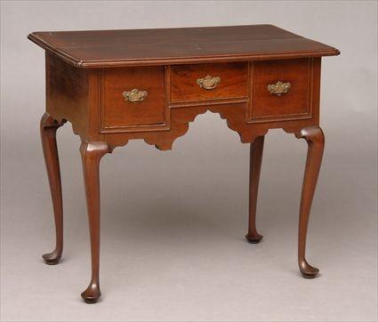 Appraisal: AMERICAN QUEEN ANNE WALNUT DRESSING TABLE The -plank top with