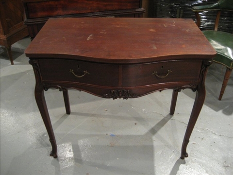 Appraisal: GEORGIAN STYLE MAHOGANY DRESSING TABLE Early mid th c the