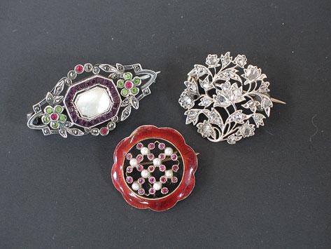 Appraisal: A CIRCULAR ROSE-CUT DIAMOND OPEN BROOCH in the form of