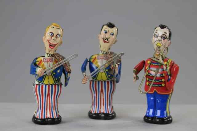 Appraisal: THREE PARADE MUSICIANS Japan all done in lithographed tin includes