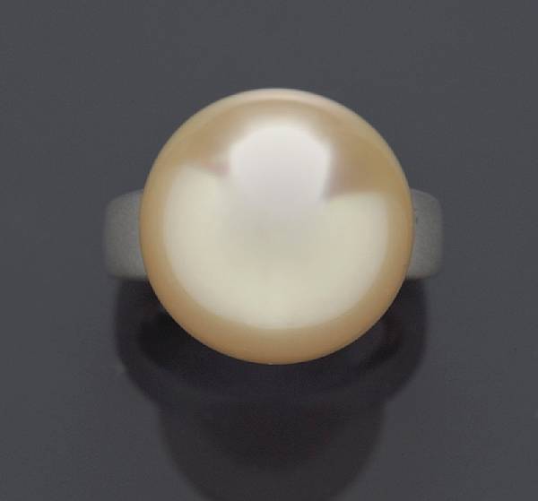 Appraisal: A South Sea cultured pearl ring pearl measuring approximately mm