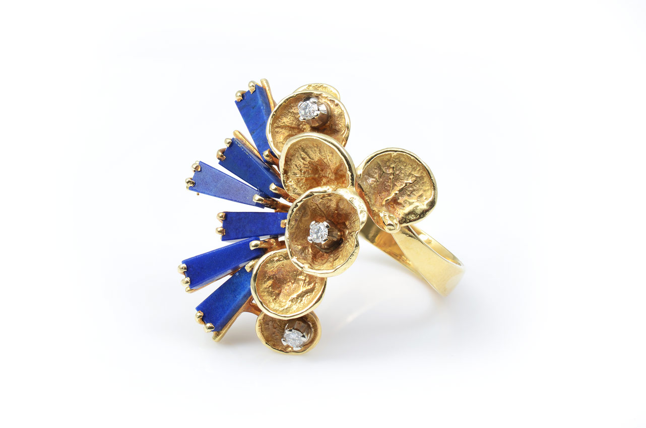 Appraisal: K LAPIS DIAMOND RING An exotic K yellow gold ring